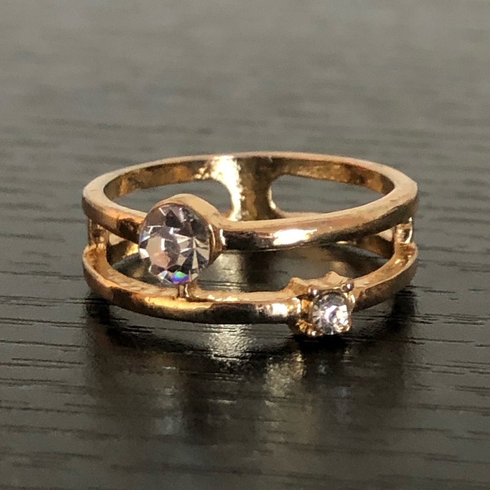 🟢 faux gold offset gems ring